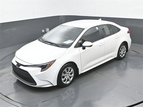 Used 2025 Toyota Corolla LE image 30