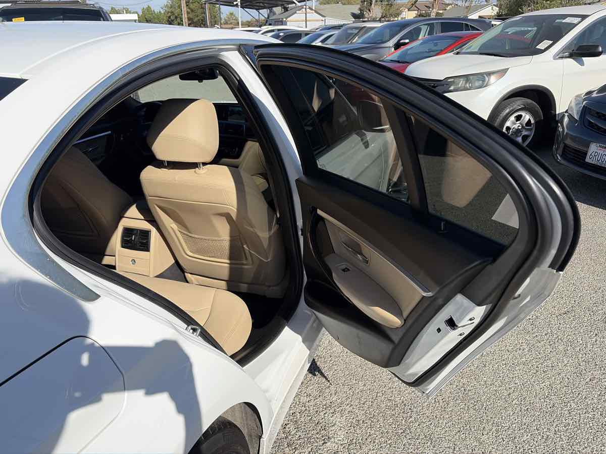 Used 2018 BMW 330i Sedan w/ Convenience Package RWD image 23