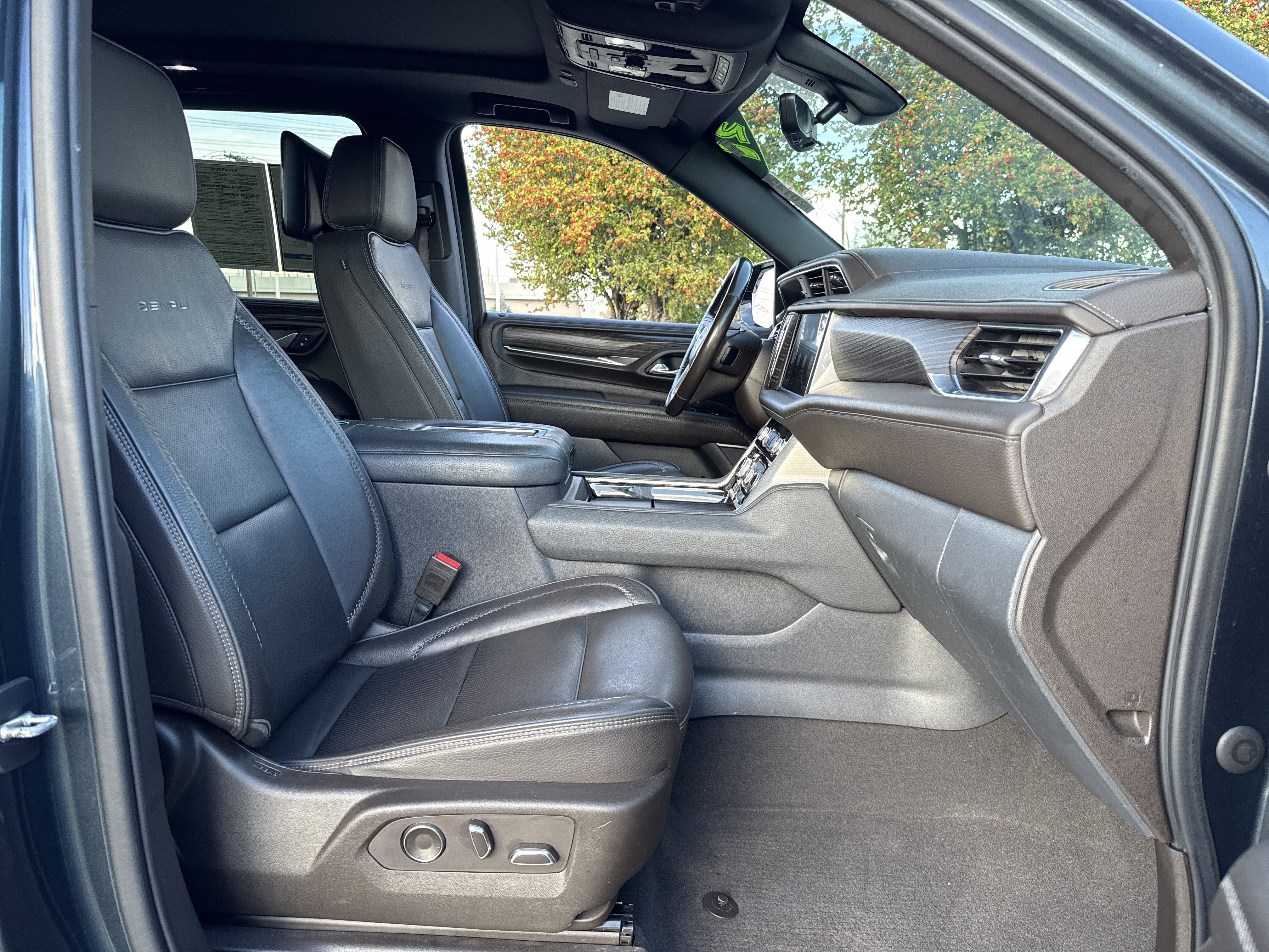 Used 2021 GMC Yukon XL Denali w/ Denali Premium Package AWD/4WD image 21