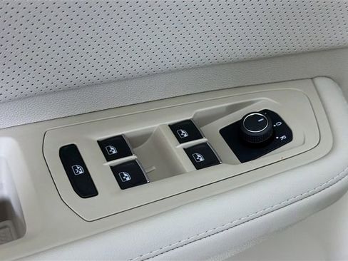 Used 2025 Volkswagen Atlas SE image 18