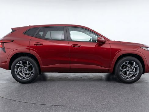Used 2025 Chevrolet Trax LT FWD image 11
