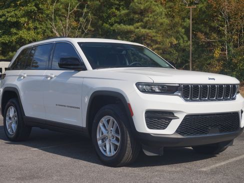 Used 2023 Jeep Grand Cherokee Laredo w/ Luxury Tech Group I image 11