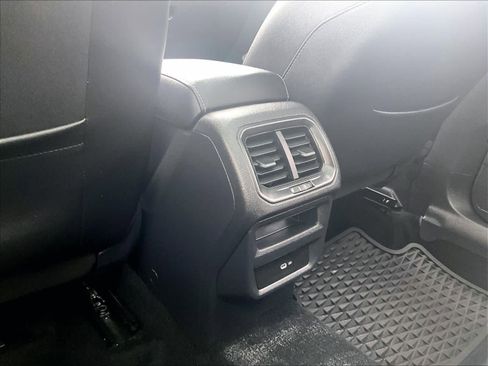 Used 2022 Volkswagen Taos SE w/ Panoramic Sunroof Package image 27