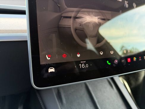 Used 2024 Tesla Model Y Long Range AWD/4WD image 19