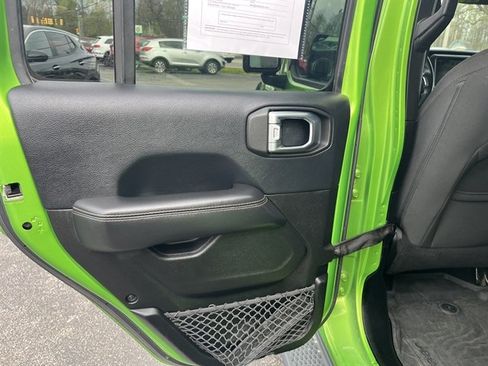 Used 2018 Jeep Wrangler Unlimited Sahara w/ Uconnect 4C Nav & Sound Group AWD/4WD image 31