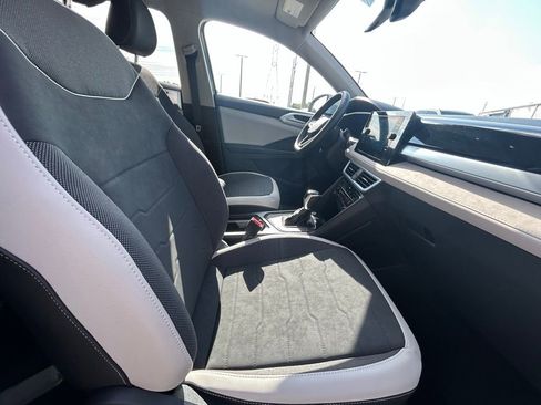 Certified 2025 Volkswagen Taos SE w/ Panoramic Sunroof Package FWD image 35