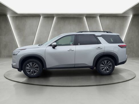 Used 2025 Nissan Pathfinder SV FWD image 4