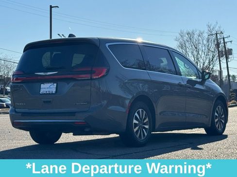Used 2022 Chrysler Pacifica Touring-L image 10