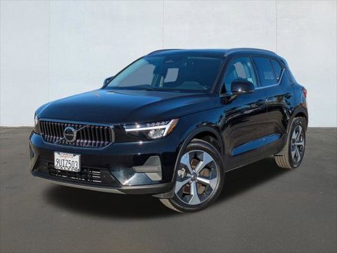 Used 2025 Volvo XC40 B5 Core w/ Protection Package Premier image 1