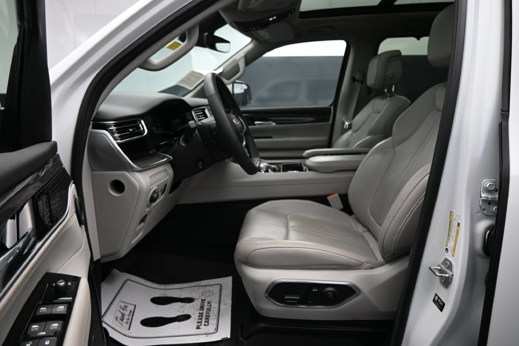 Used 2022 Jeep Wagoneer Series III w/ Premium Group I AWD/4WD image 9
