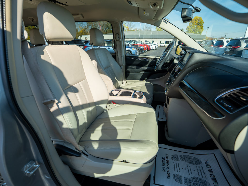 Used 2016 Chrysler Town & Country Touring w/ Driver Convenience Group FWD image 11
