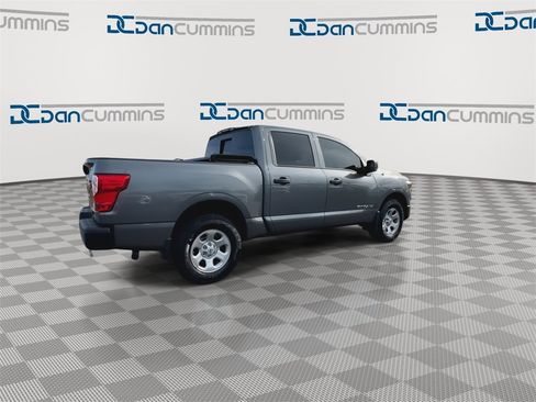 Used 2018 Nissan Titan S image 9