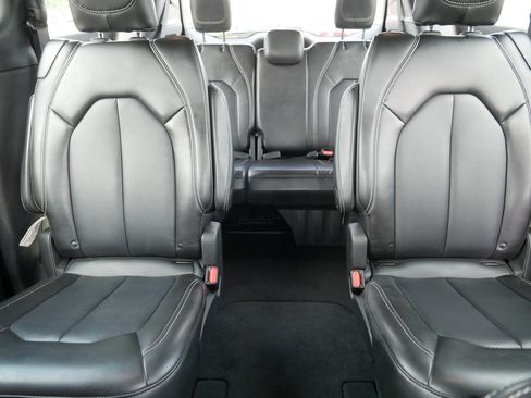 Used 2025 Chrysler Pacifica Select FWD image 13