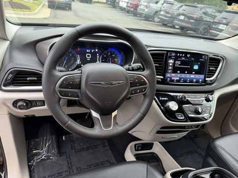 Used 2024 Chrysler Pacifica Touring-L FWD image 2