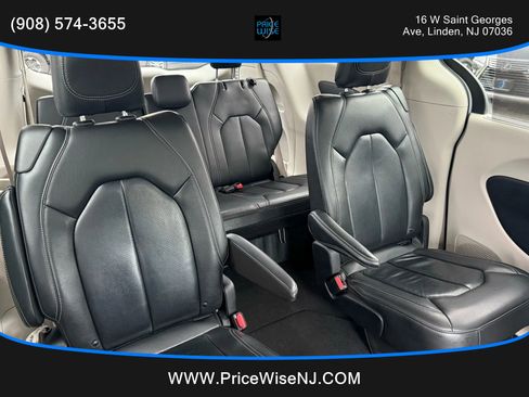 Used 2022 Chrysler Pacifica Touring-L image 23