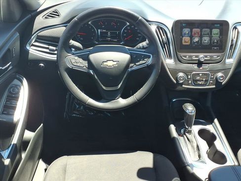 Used 2017 Chevrolet Malibu LT FWD image 3