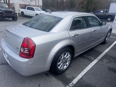 Used 2010 Chrysler 300 Touring image 16