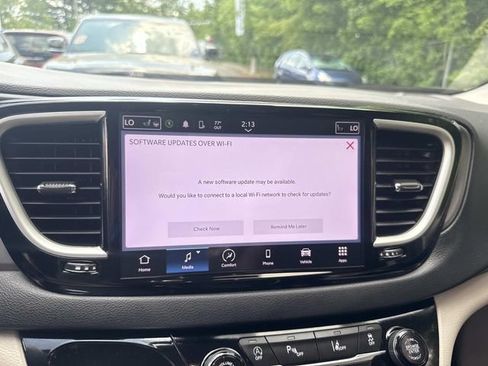 Used 2024 Chrysler Pacifica Touring-L FWD image 25