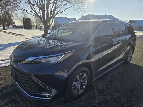 Used 2022 Toyota Sienna XLE image 3