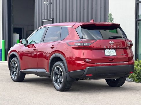 Used 2024 Nissan Rogue SV AWD/4WD image 3