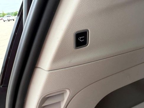 Used 2024 Chrysler Pacifica Limited FWD image 16