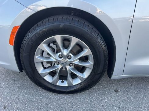 Used 2023 Chrysler Pacifica Touring-L image 40