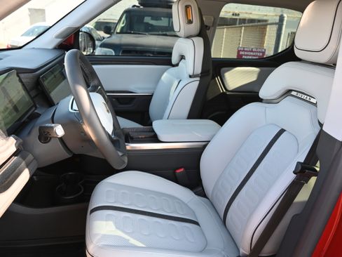 Used 2025 Rivian R1T Adventure image 30