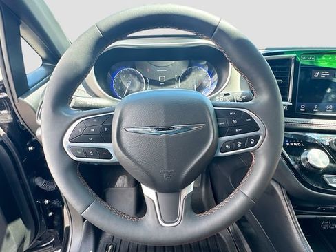 Used 2024 Chrysler Pacifica Pinnacle FWD image 15