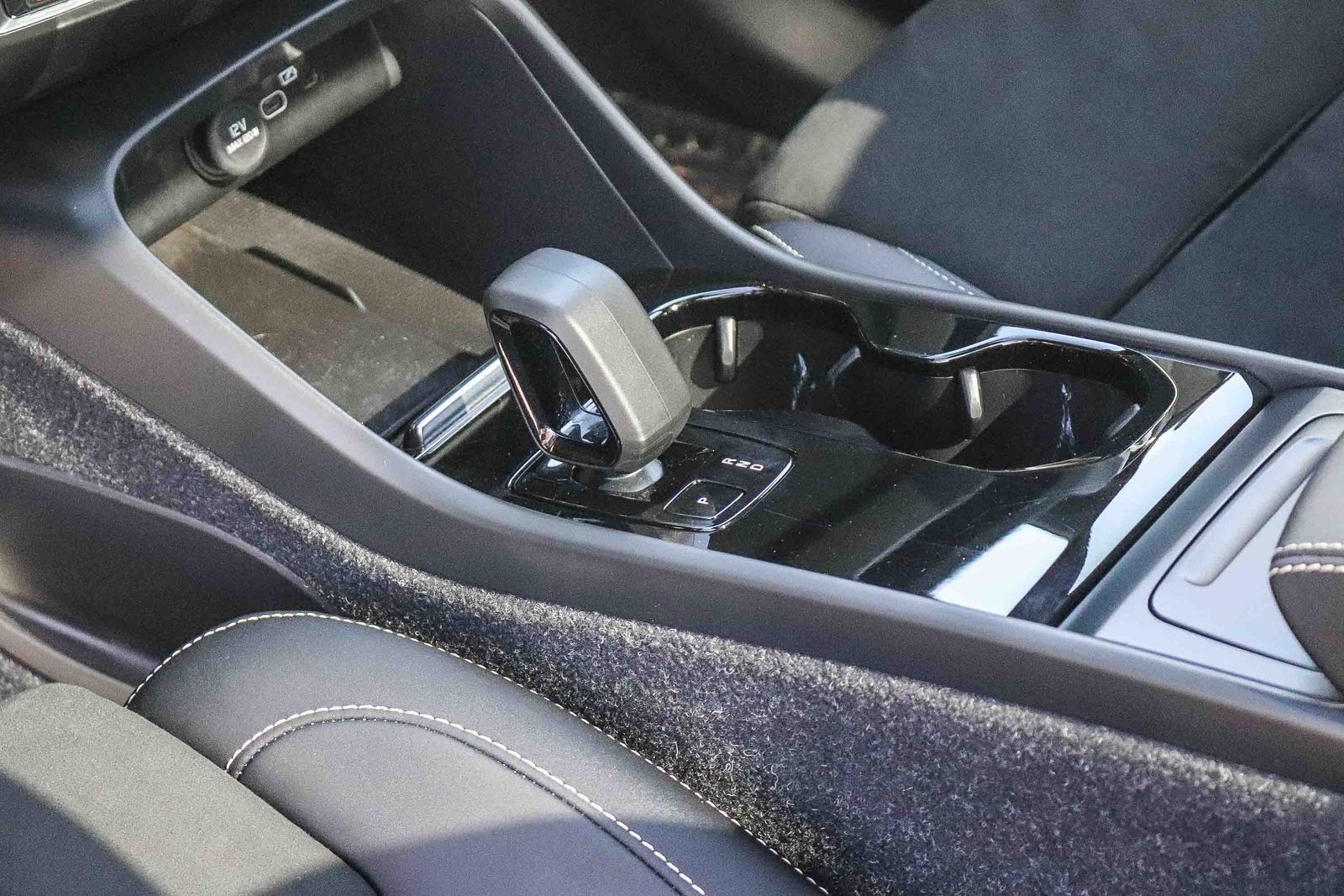 Used 2023 Volvo XC40 Recharge Plus w/ Protection Package Premier AWD/4WD image 22