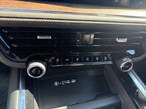 Used 2026 Chevrolet Suburban High Country AWD/4WD image 27