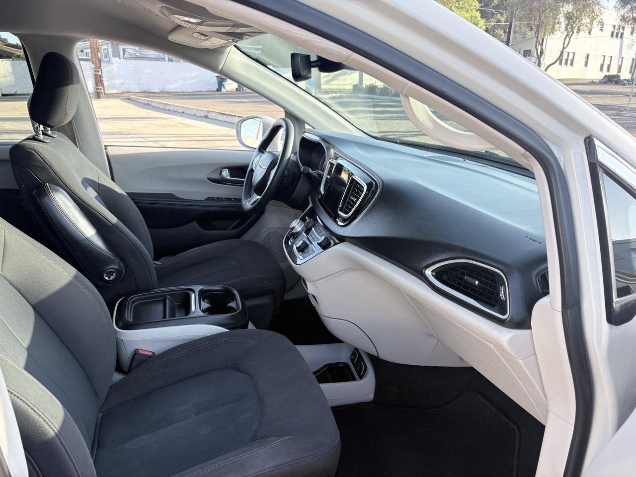 Used 2020 Chrysler Pacifica Touring w/ Tire & Wheel Group FWD image 15