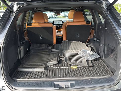 Used 2024 Toyota Highlander Platinum FWD image 34