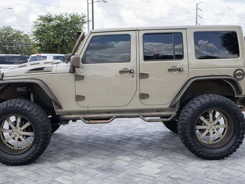 Used 2017 Jeep Wrangler Unlimited Sahara AWD/4WD image 4