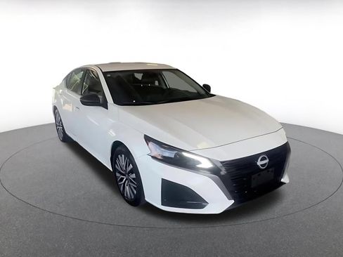 Used 2026 Nissan Altima 2.5 SV FWD image 3