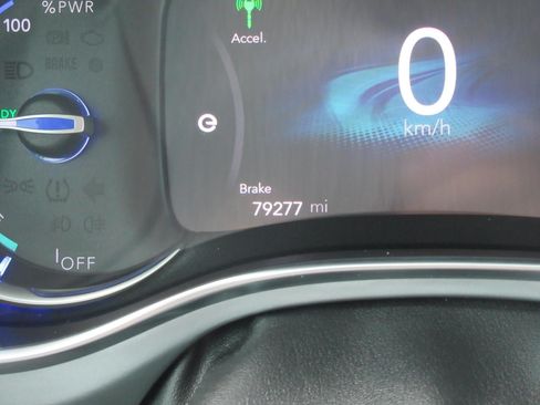 Used 2017 Chrysler Pacifica Platinum FWD image 32