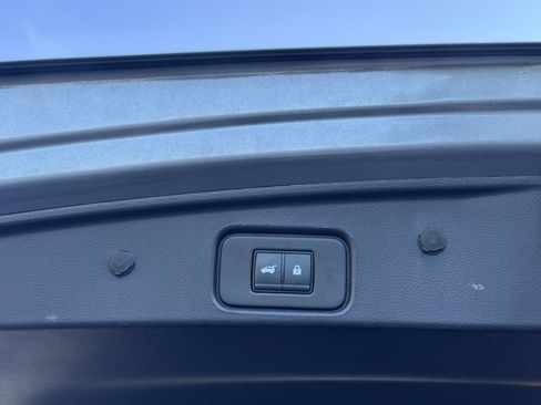 Used 2025 Nissan Pathfinder SL FWD image 16