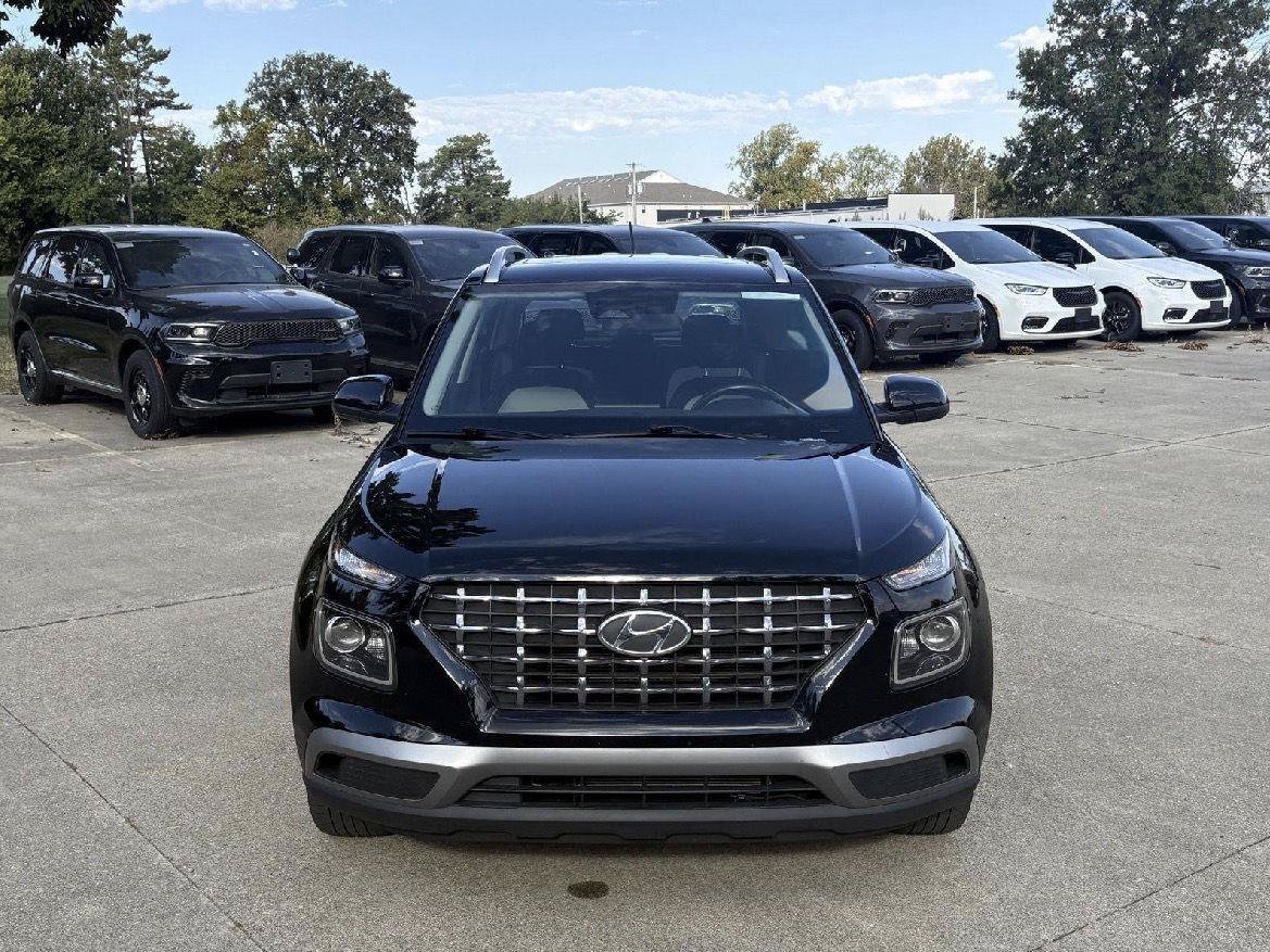 Used 2025 Hyundai Venue SEL FWD image 3