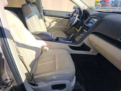 Used 2019 Lincoln MKT AWD image 8