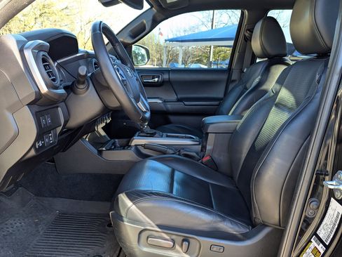 Used 2022 Toyota Tacoma Limited image 10