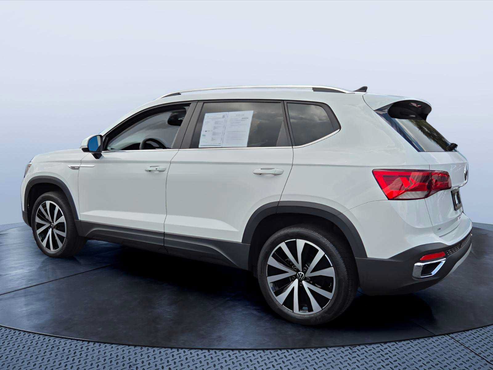 Used 2023 Volkswagen Taos SE FWD image 4