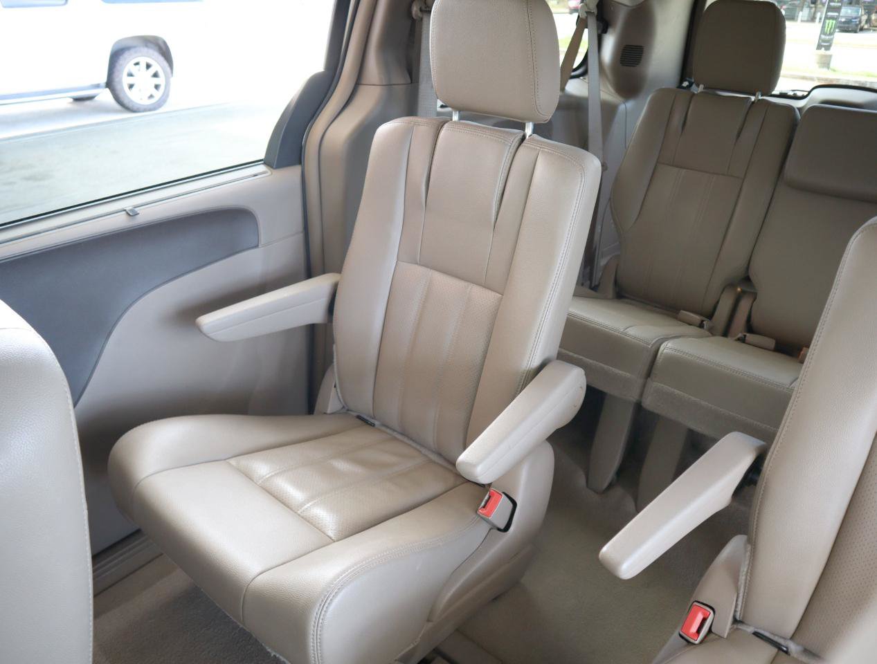 Used 2016 Chrysler Town & Country Touring-L w/ Driver Convenience Group FWD image 23