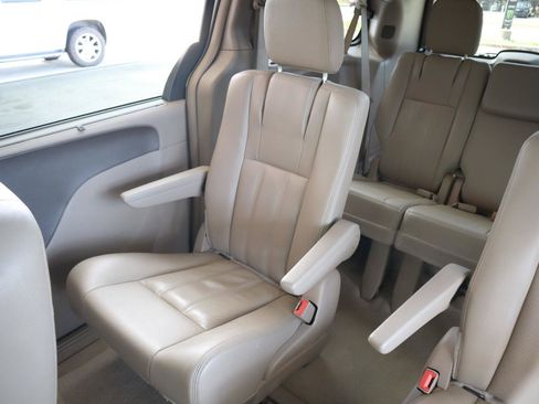 Used 2016 Chrysler Town & Country Touring-L w/ Driver Convenience Group FWD image 23