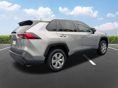 Used 2022 Toyota RAV4 LE FWD image 5