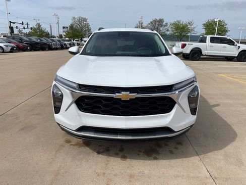 Used 2025 Chevrolet Trax LT w/ LT Convenience Package FWD image 3