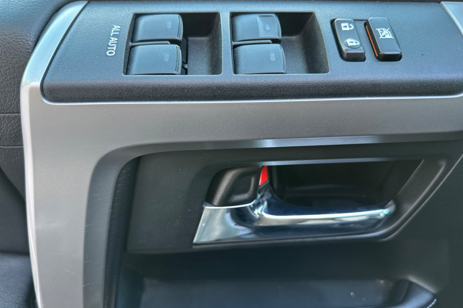 Used 2018 Toyota 4Runner SR5 AWD/4WD image 11