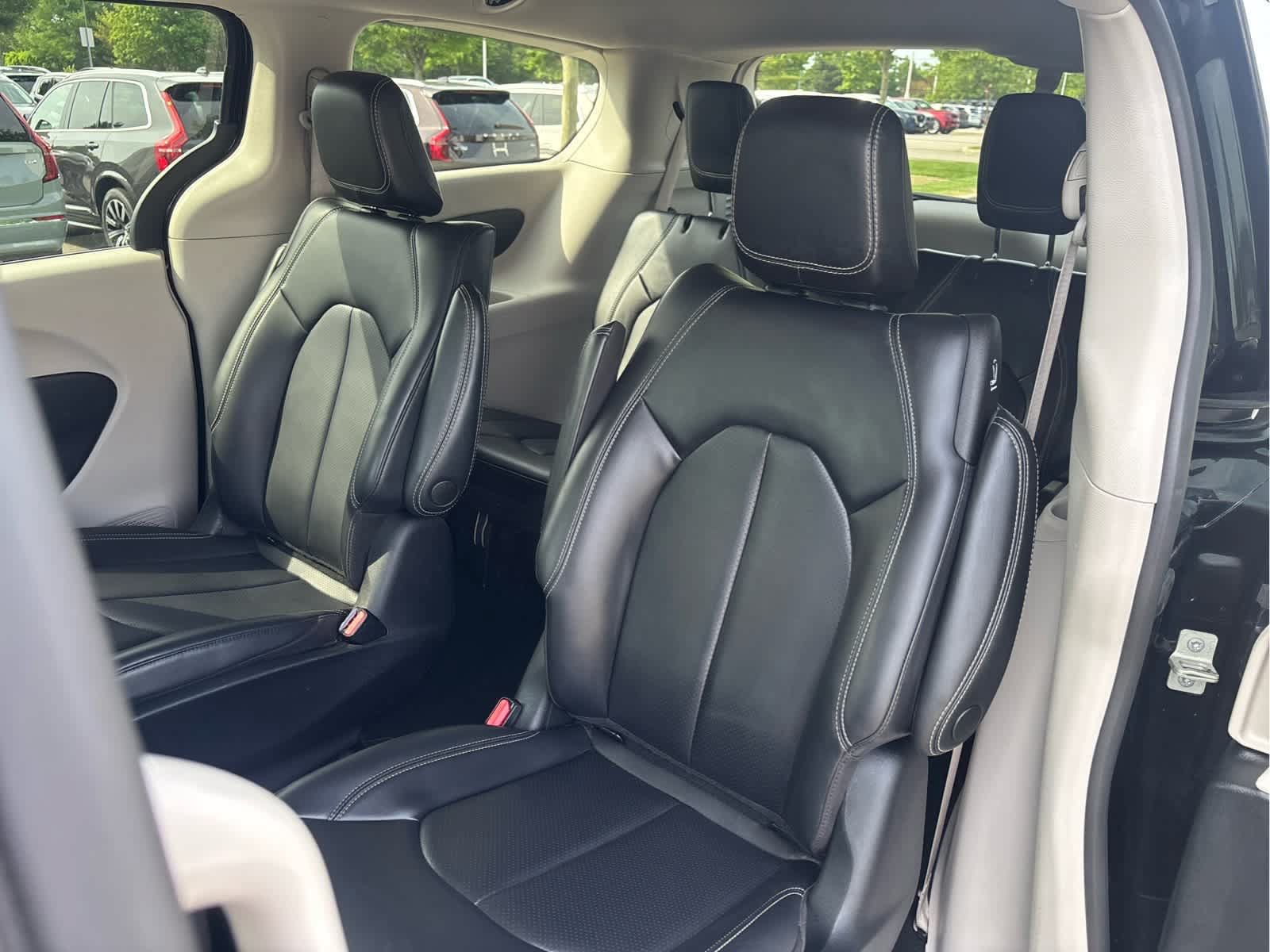 Used 2023 Chrysler Pacifica Touring-L FWD image 23