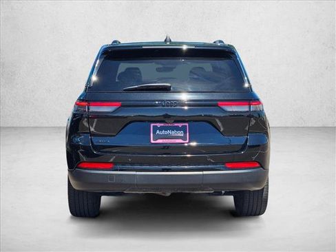 Used 2023 Jeep Grand Cherokee Altitude AWD/4WD image 6