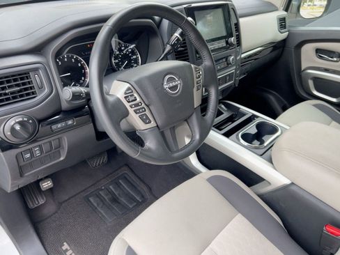 Used 2023 Nissan Titan SV w/ SV Convenience Package image 4