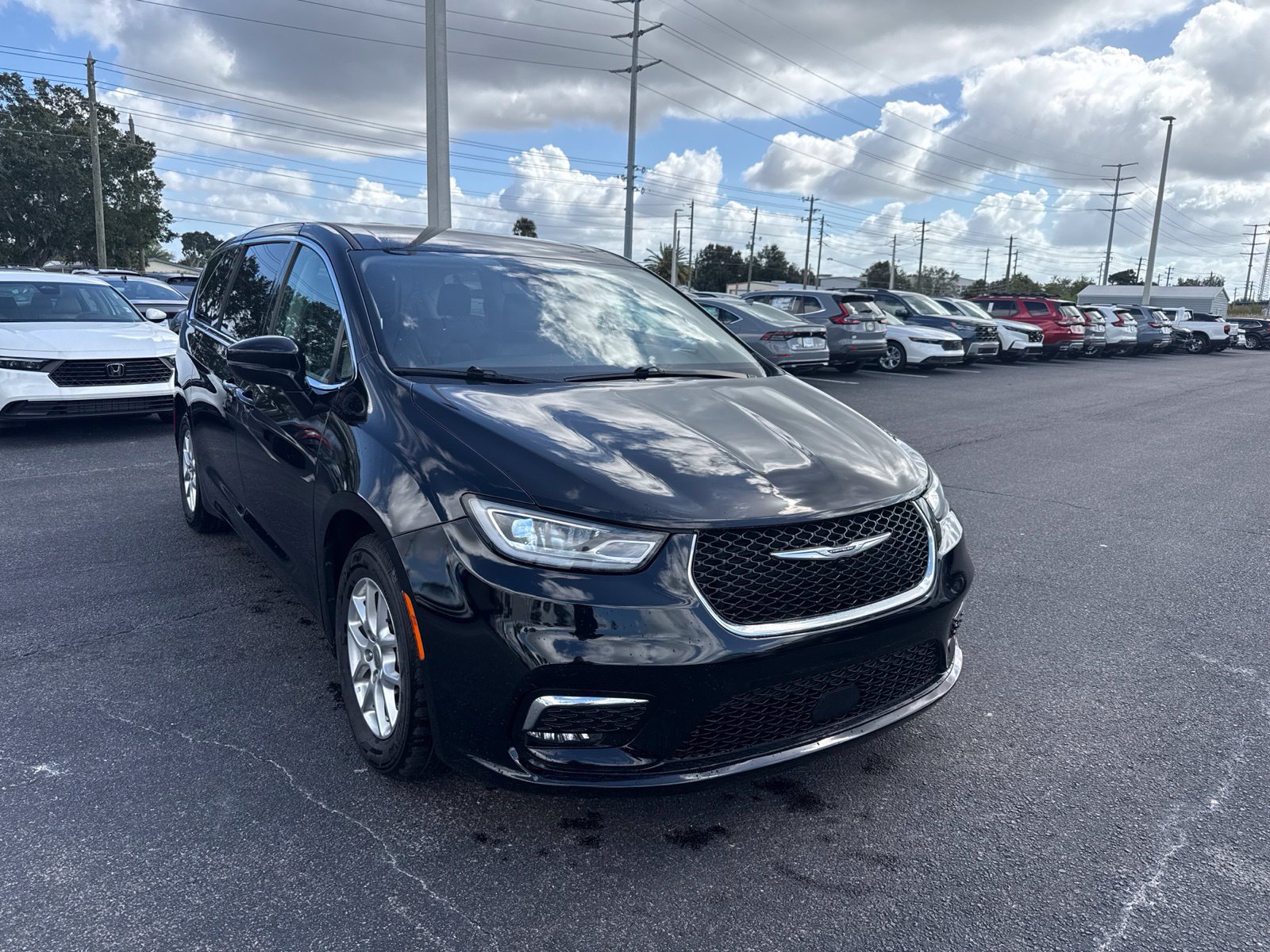 Used 2024 Chrysler Pacifica Touring-L FWD image 1