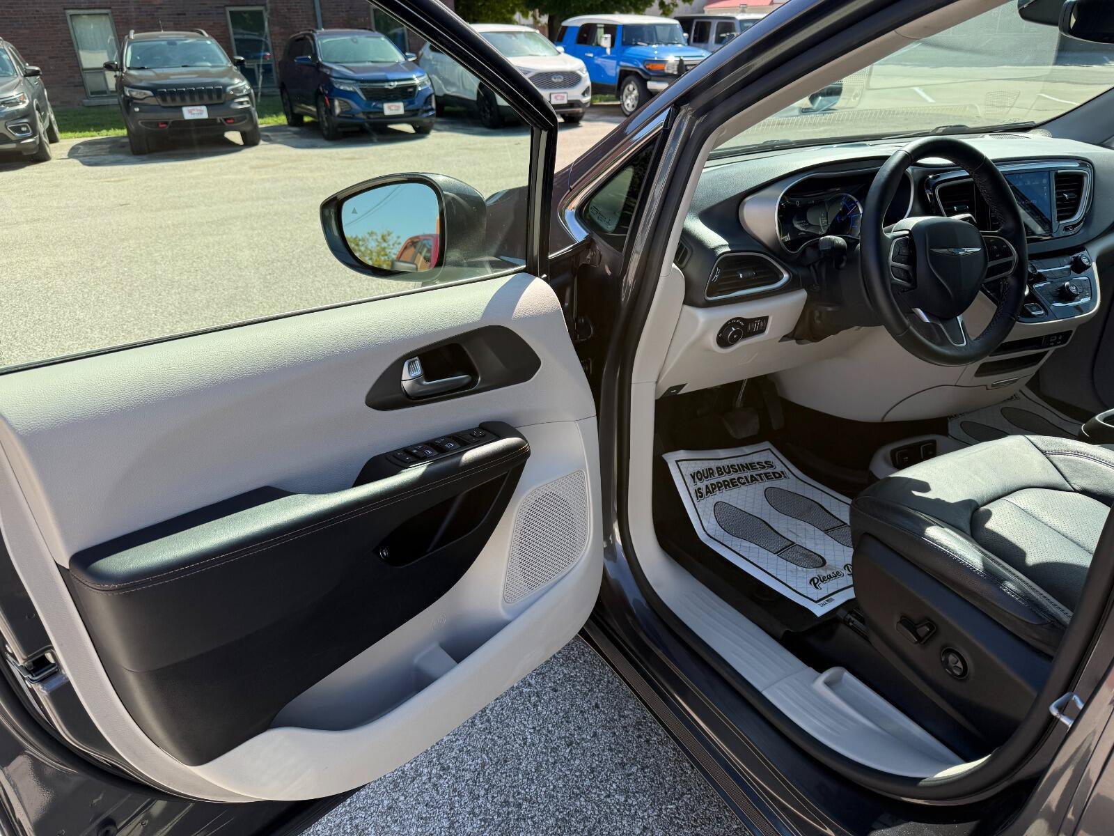 Used 2020 Chrysler Pacifica Touring-L w/ Premium Audio Group FWD image 9